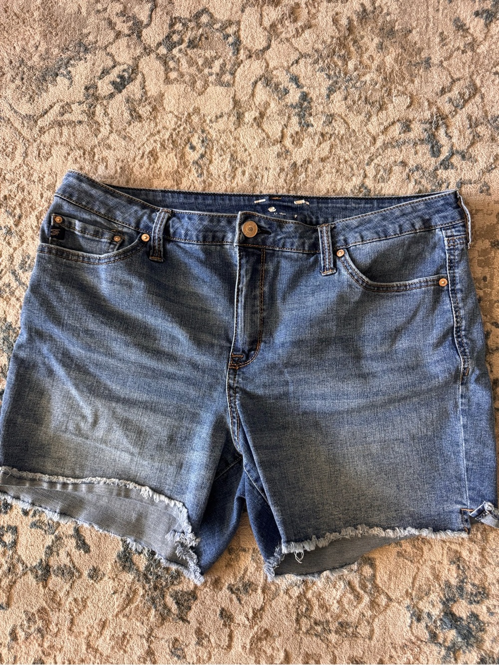 Seven7- weekend short- Denim Frayed Hem Women's Shorts - 16